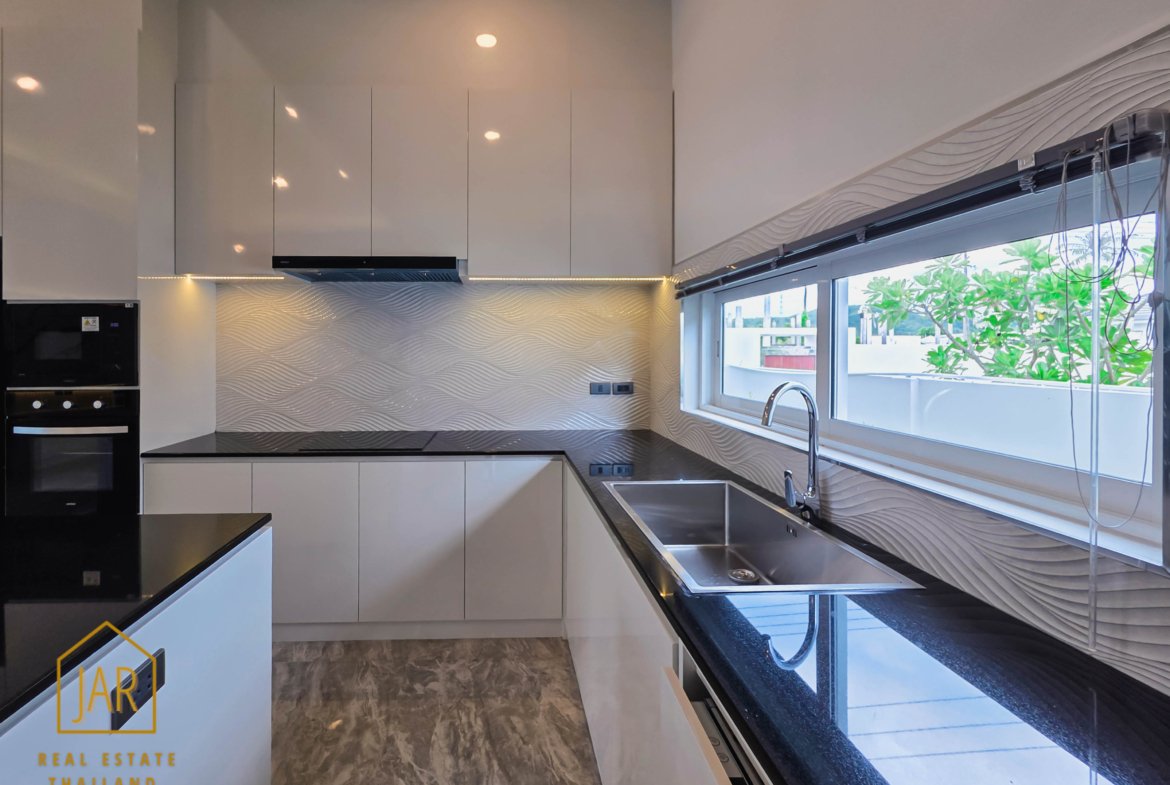 Luxury Single-Story Villa with Guest’s house and Pool in Hua-Hin Soi 88