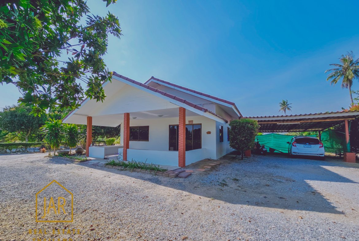 Land for sale, 10 rai (16,000 sqm.) sale with 1 house