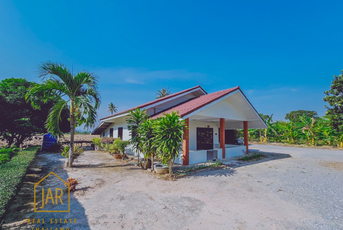 Land for sale, 10 rai (16,000 sqm.) sale with 1 house