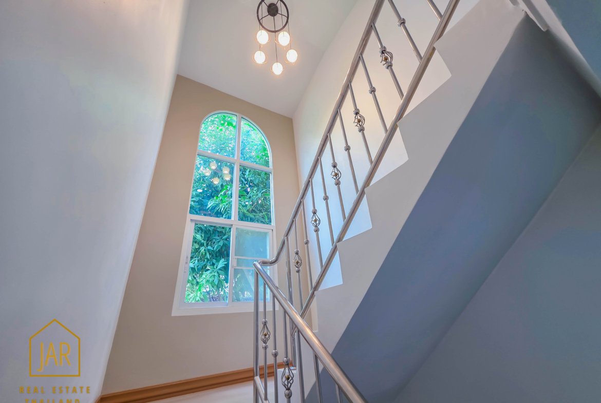 2 Storey detached House for sale, 500 meters to the Beach