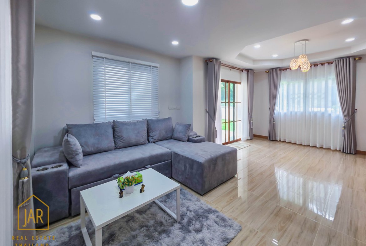 2 Storey detached House for sale, 500 meters to the Beach