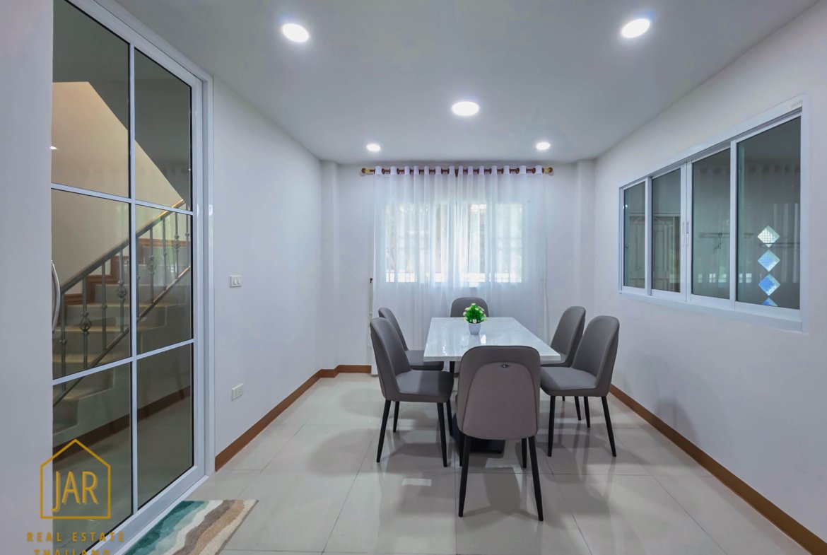 2 Storey detached House for sale, 500 meters to the Beach