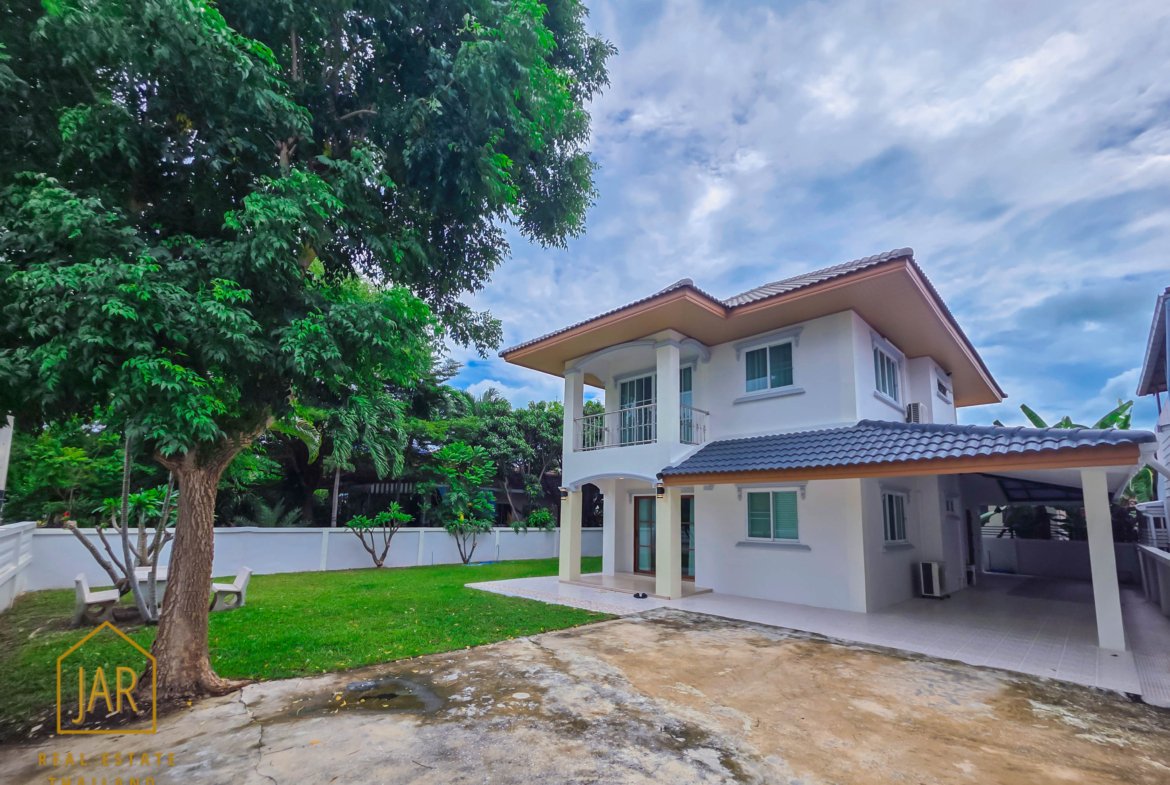 2 Storey detached House for sale, 500 meters to the Beach