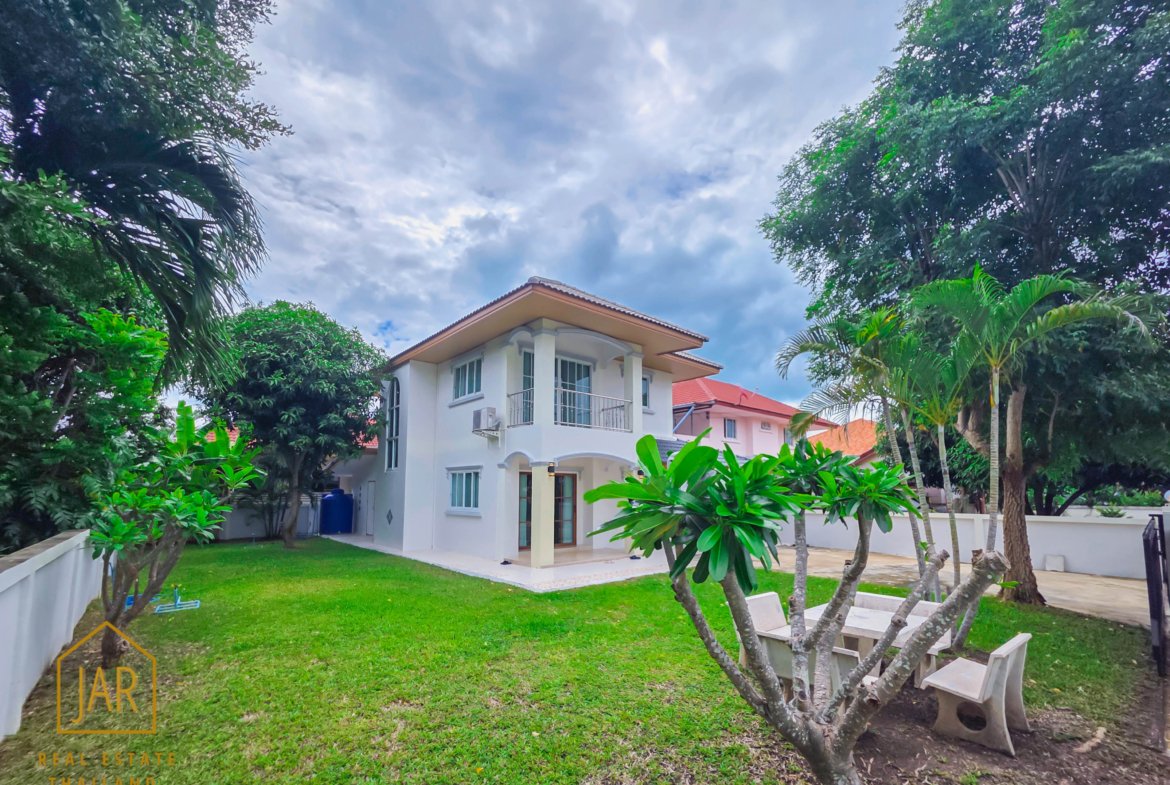 2 Storey detached House for sale, 500 meters to the Beach
