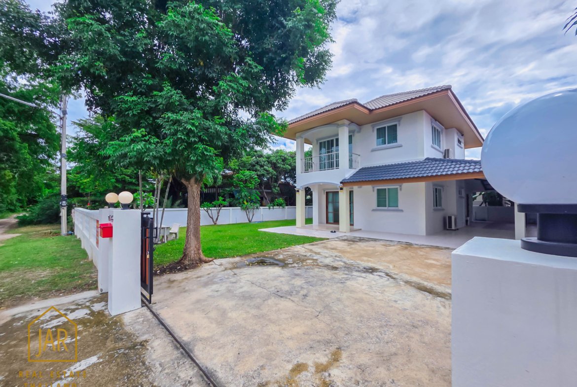 2 Storey detached House for sale, 500 meters to the Beach
