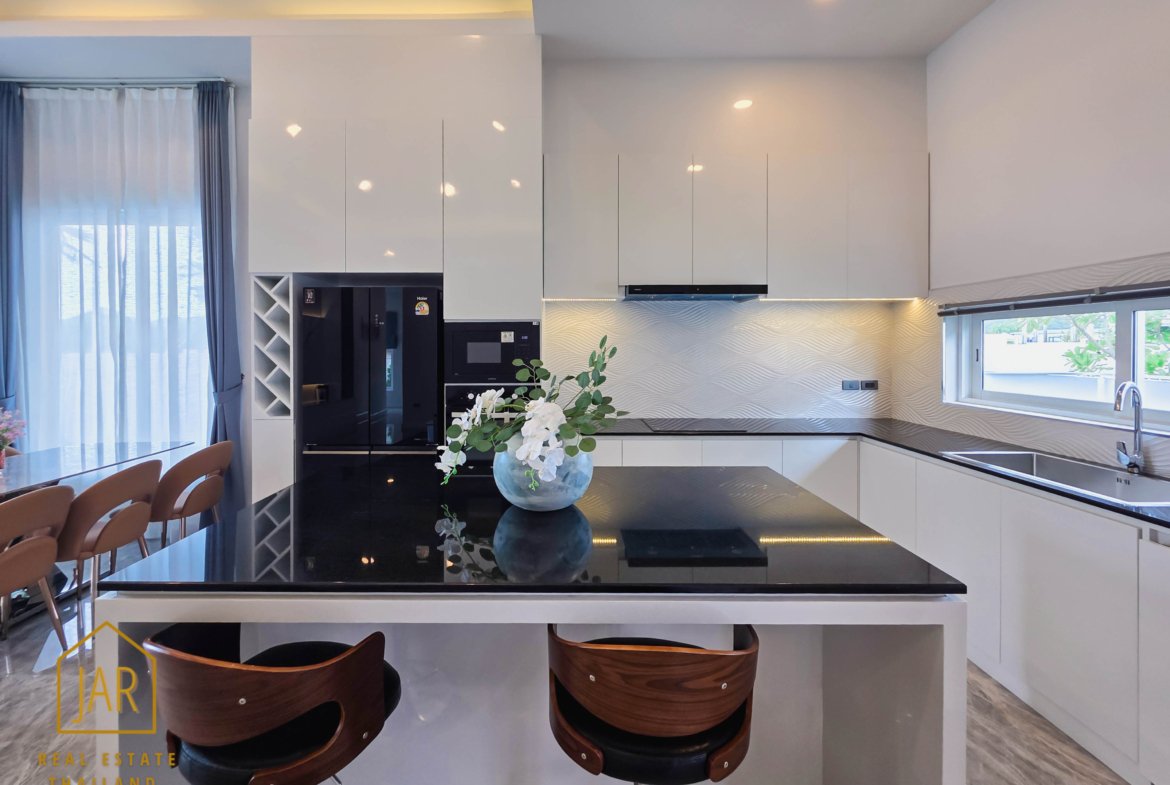 Luxury Single-Story Villa with Guest’s house and Pool in Hua-Hin Soi 88