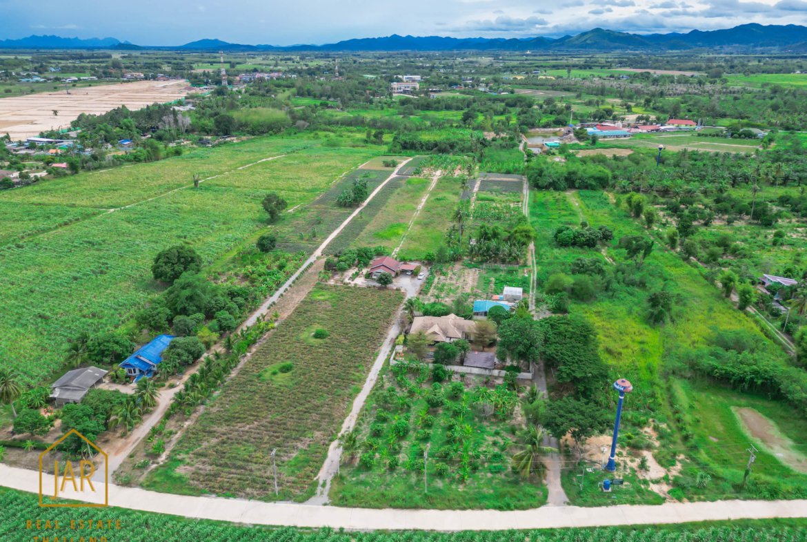 Land for sale, 10 rai (16,000 sqm.) sale with 1 house