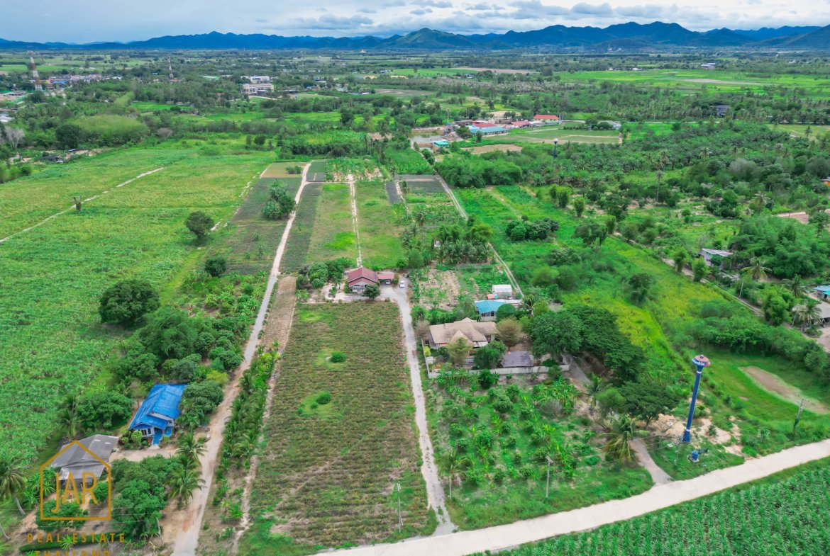 Land for sale, 10 rai (16,000 sqm.) sale with 1 house