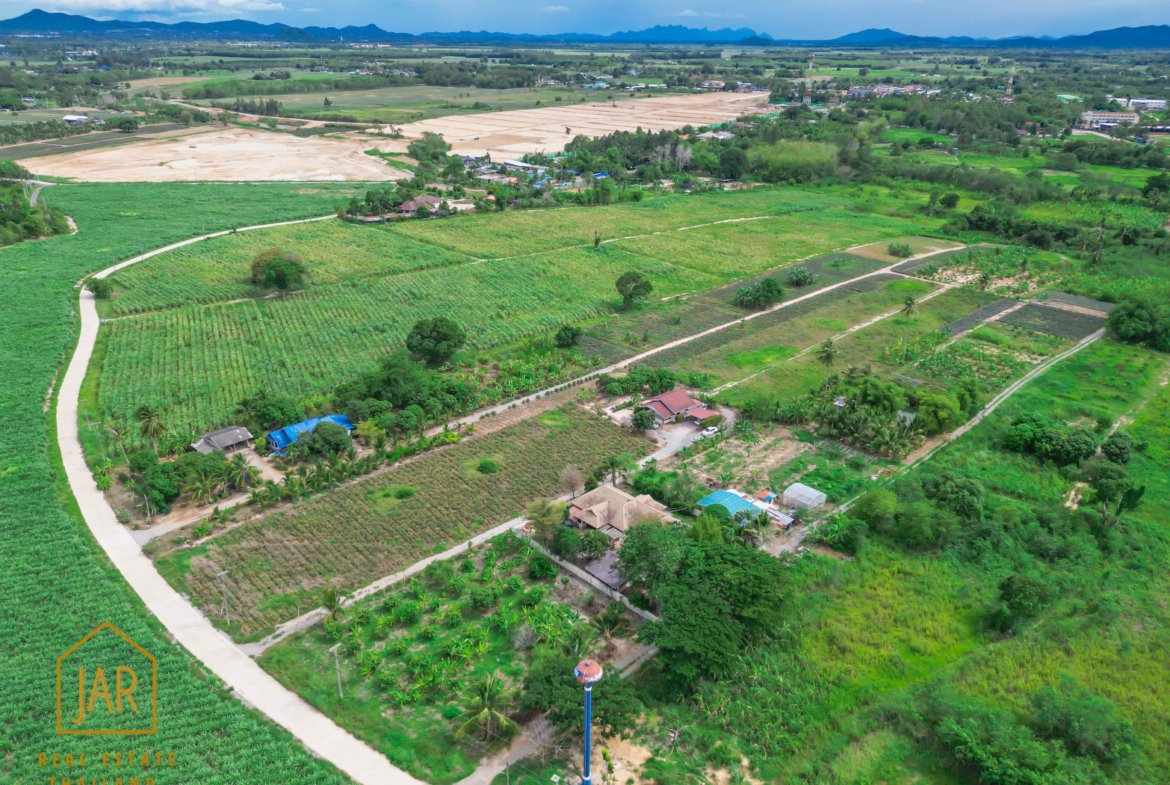 Land for sale, 10 rai (16,000 sqm.) sale with 1 house