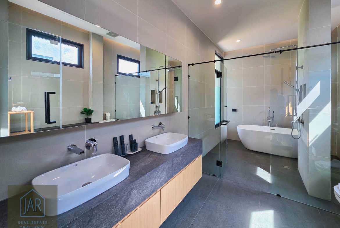 Phuket – Luxury Ocean Side Pool Villa at Chalong
