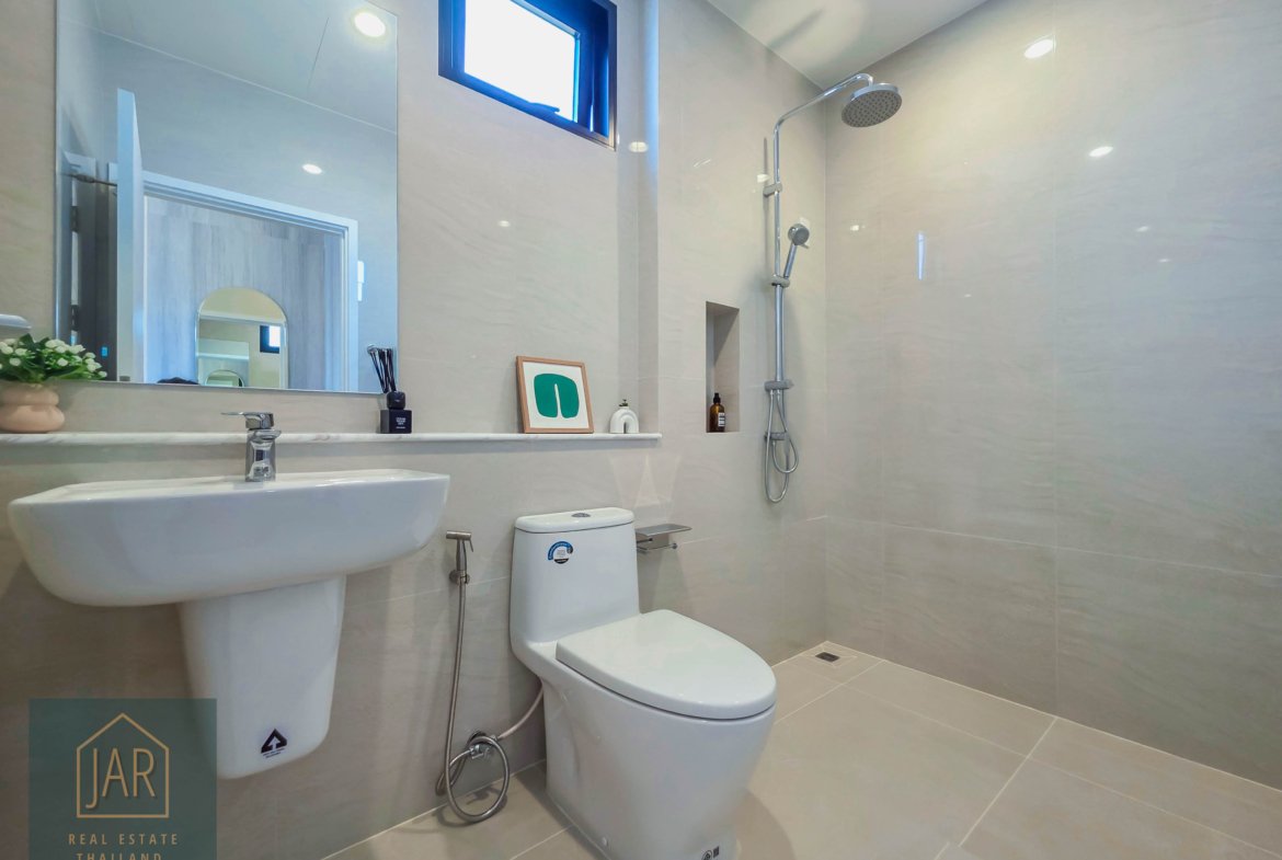 Phuket – Luxury quality single House. The Art of British Greenery Living at Chalong