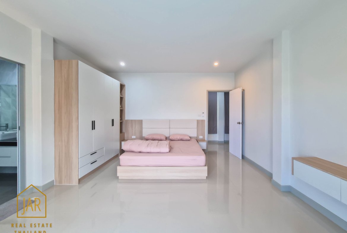 Ready for you to move in. Located in a prime spot in Hua Hin Soi 70, this home offers easy access to all the city’s attractions and amenities.