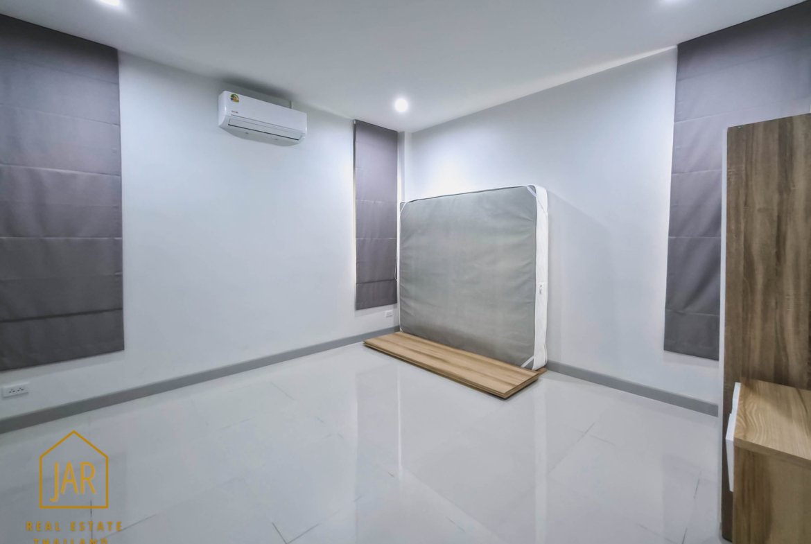 Ready for you to move in. Located in a prime spot in Hua Hin Soi 70, this home offers easy access to all the city’s attractions and amenities.
