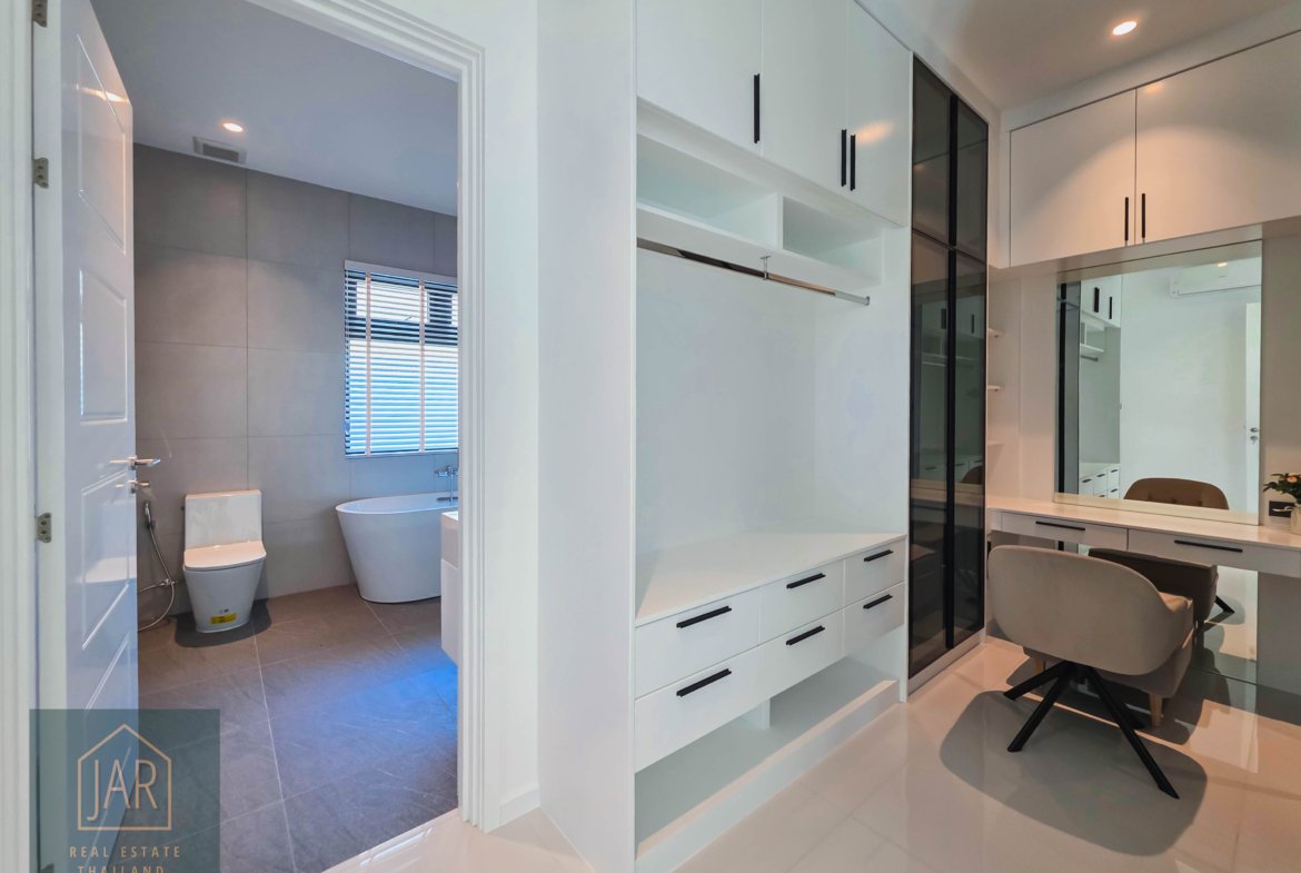 HUA-HIN UNMATCHED LUXURY: A STUNNING SANCTUARY Close to Black Mountain Golf Course