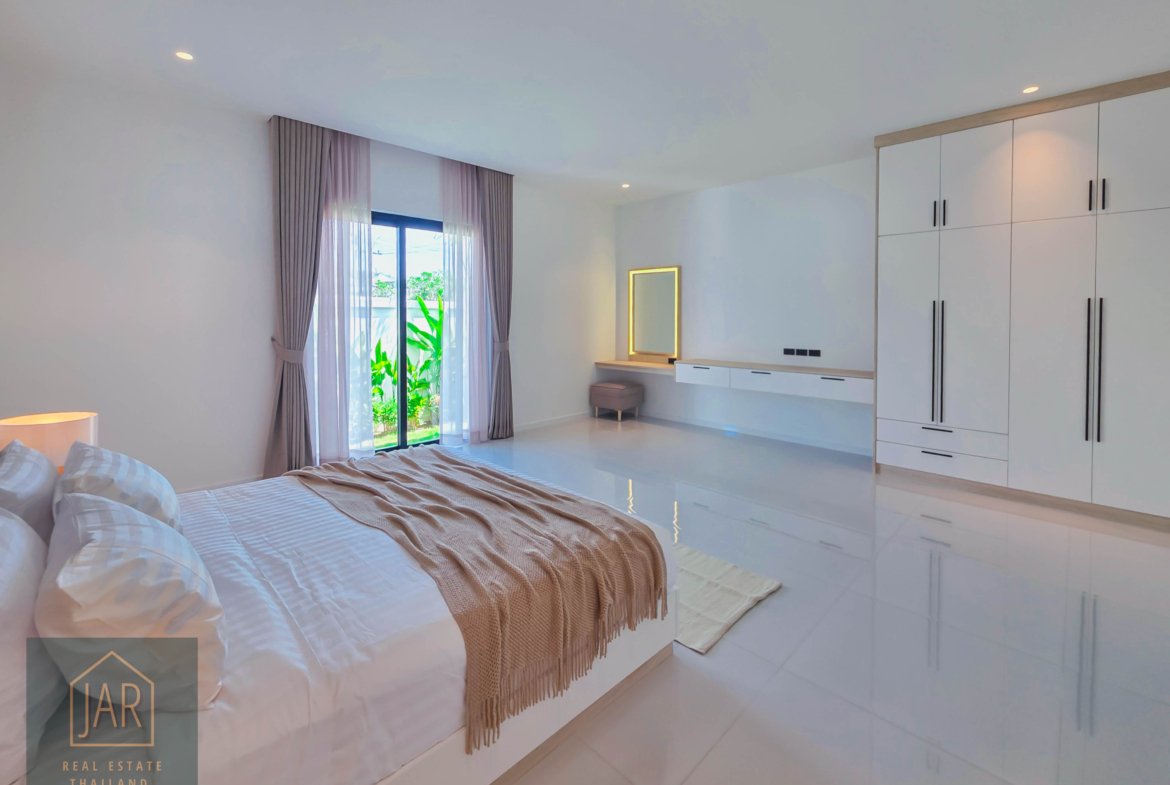 HUA-HIN UNMATCHED LUXURY: A STUNNING SANCTUARY Close to Black Mountain Golf Course