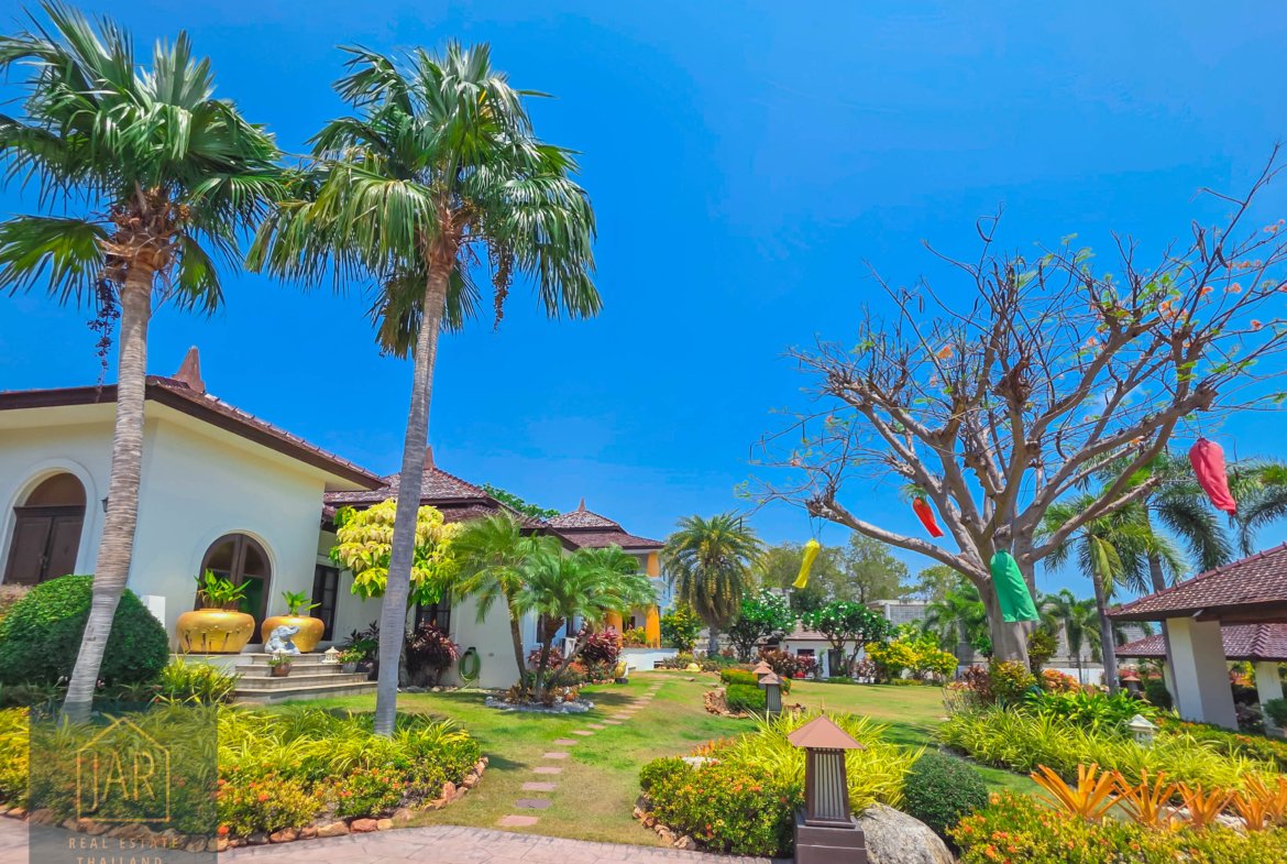 Bali-Thai Luxury Villa in heart Hua Hin with 2 Rai of land