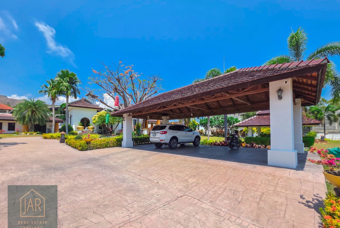 Bali-Thai Luxury Villa in heart Hua Hin with 2 Rai of land