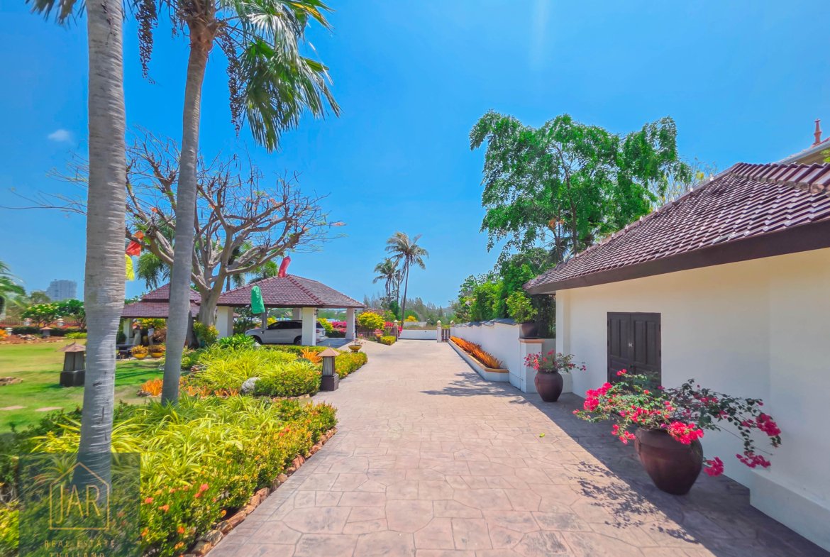 Bali-Thai Luxury Villa in heart Hua Hin with 2 Rai of land