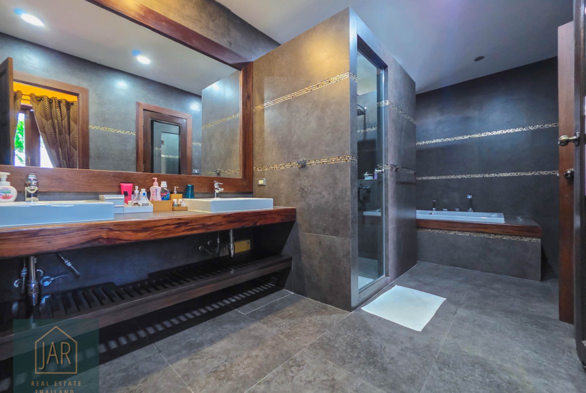 Bali-Thai Luxury Villa in heart Hua Hin with 2 Rai of land