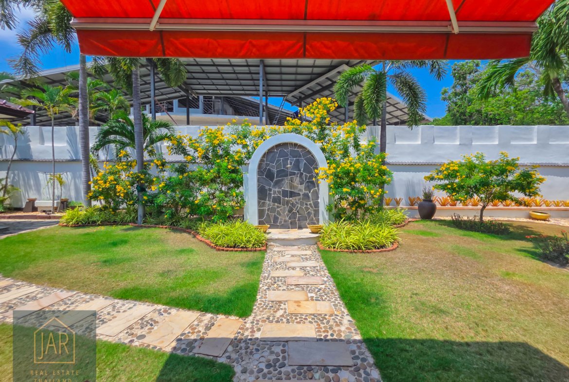 Bali-Thai Luxury Villa in heart Hua Hin with 2 Rai of land
