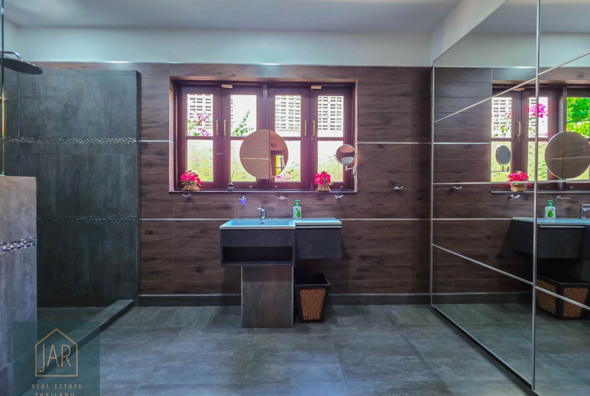 Bali-Thai Luxury Villa in heart Hua Hin with 2 Rai of land