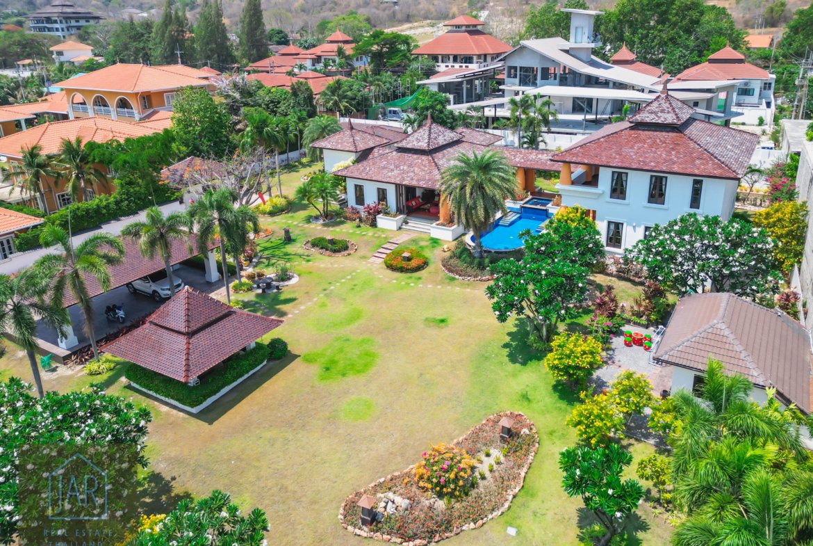 Bali-Thai Luxury Villa in heart Hua Hin with 2 Rai of land