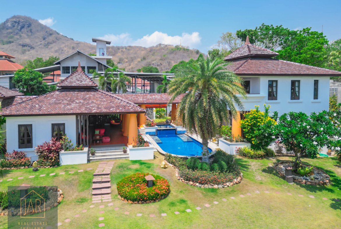 Bali-Thai Luxury Villa in heart Hua Hin with 2 Rai of land