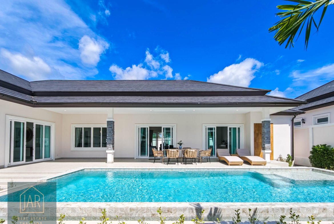 Sanctuary of Luxury: Modern Tropical Villa with Stunning Mountain Views 5km from HuaHin Center