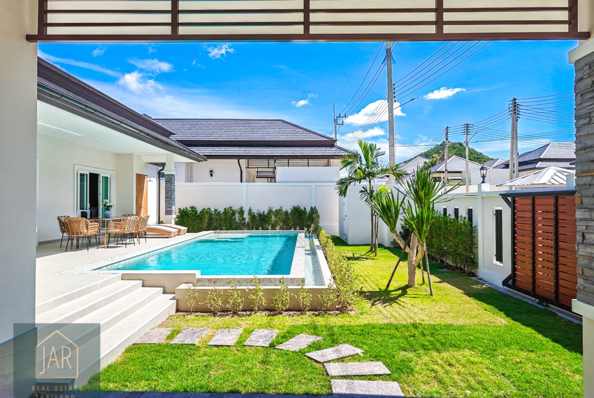 Sanctuary of Luxury: Modern Tropical Villa with Stunning Mountain Views 5km from HuaHin Center