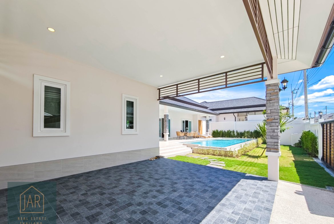 Sanctuary of Luxury: Modern Tropical Villa with Stunning Mountain Views 5km from HuaHin Center