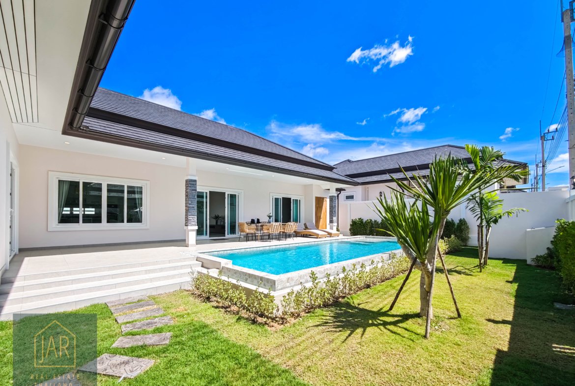 Sanctuary of Luxury: Modern Tropical Villa with Stunning Mountain Views 5km from HuaHin Center