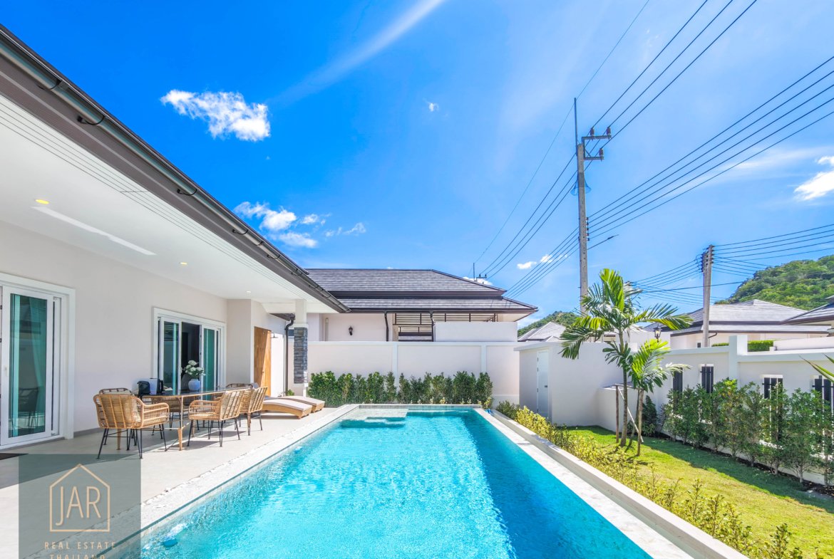 Sanctuary of Luxury: Modern Tropical Villa with Stunning Mountain Views 5km from HuaHin Center