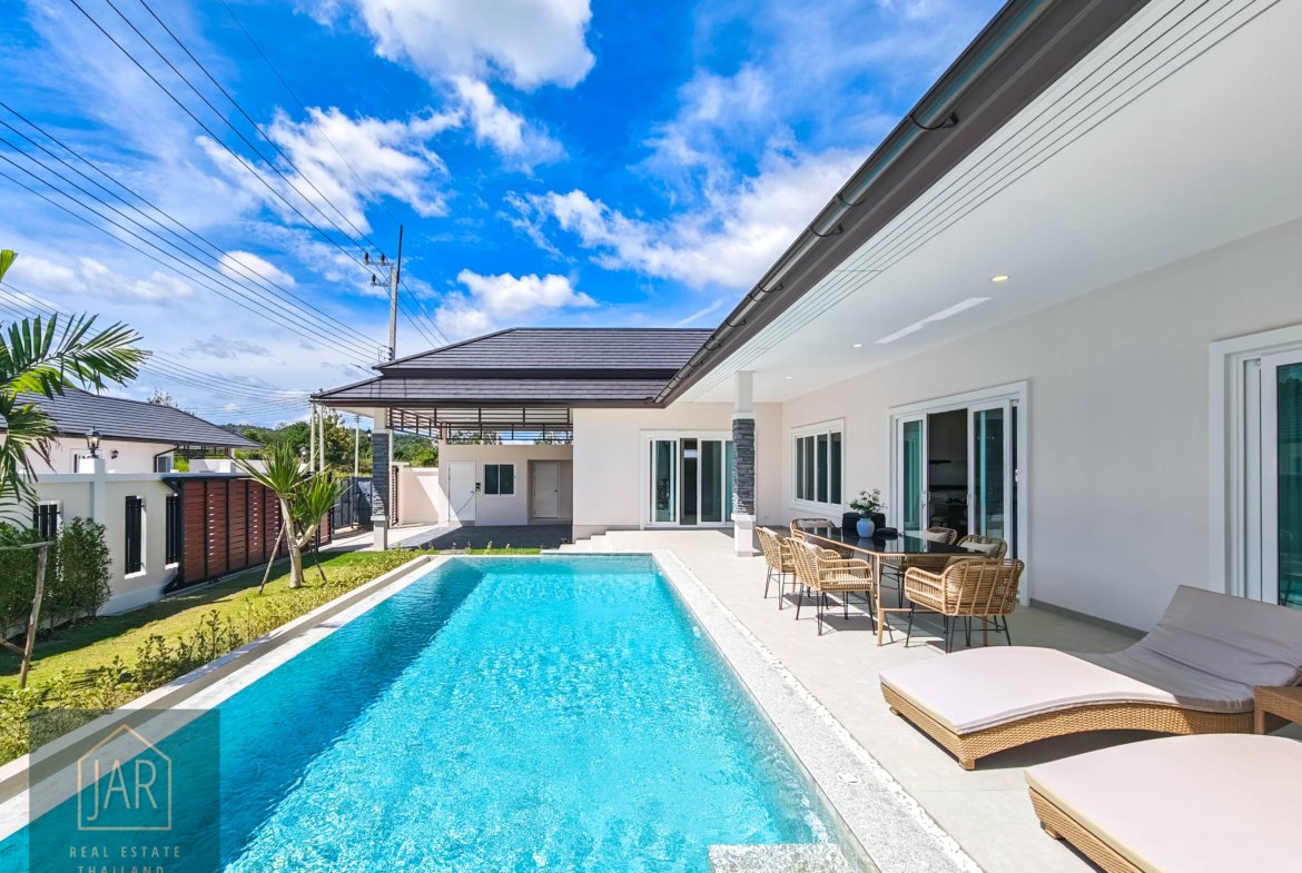 Sanctuary of Luxury: Modern Tropical Villa with Stunning Mountain Views 5km from HuaHin Center
