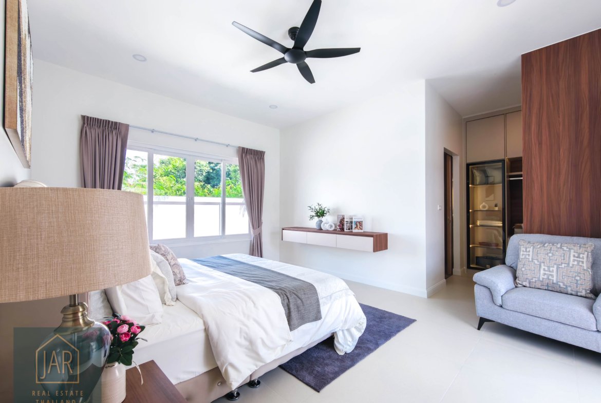 Sanctuary of Luxury: Modern Tropical Villa with Stunning Mountain Views 5km from HuaHin Center