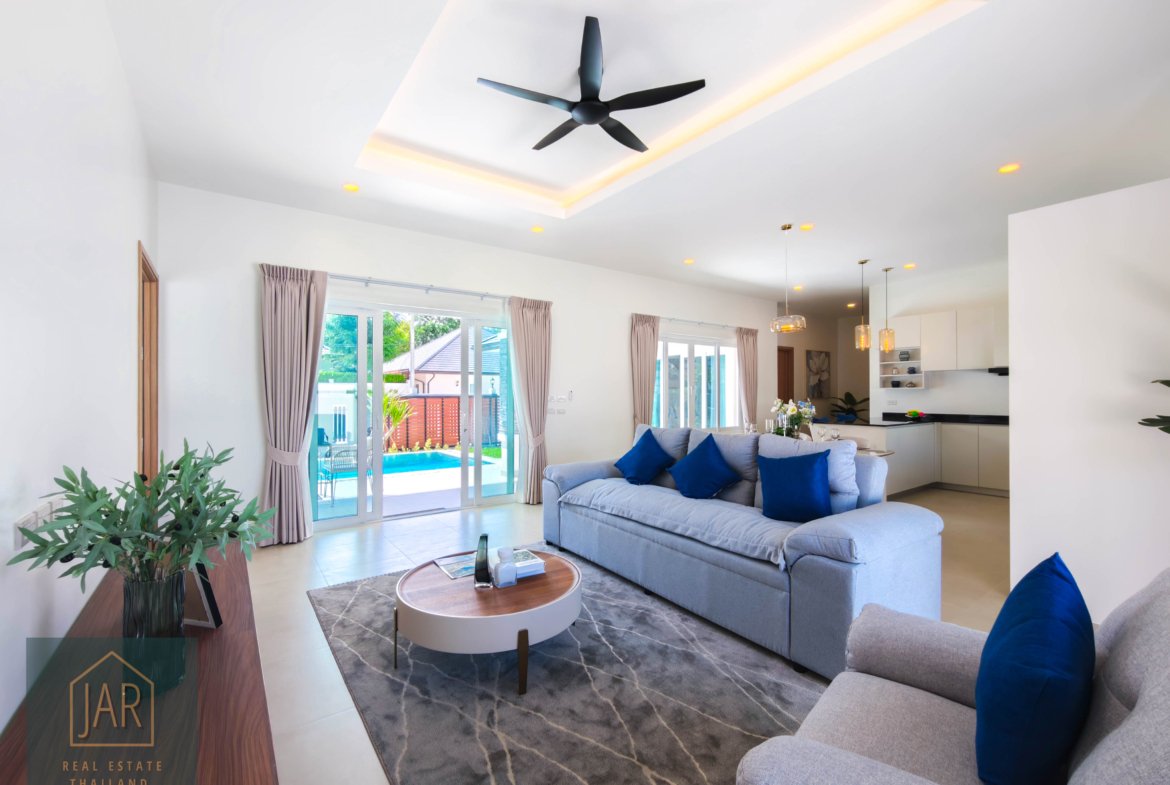 Sanctuary of Luxury: Modern Tropical Villa with Stunning Mountain Views 5km from HuaHin Center