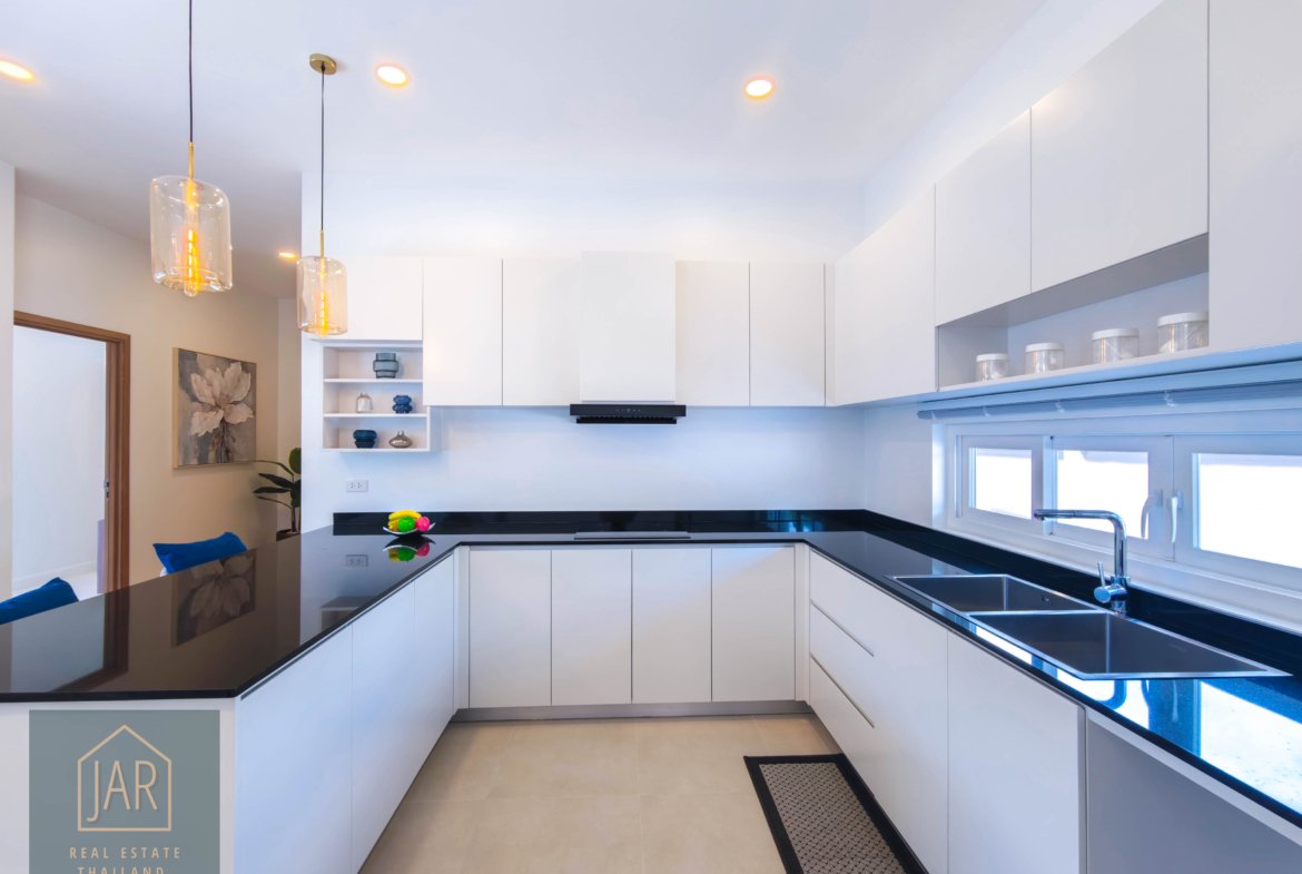 Sanctuary of Luxury: Modern Tropical Villa with Stunning Mountain Views 5km from HuaHin Center
