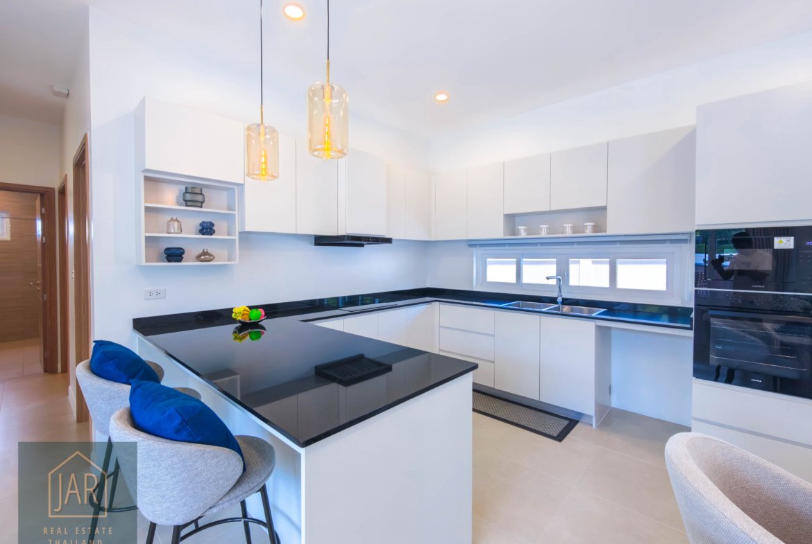 Sanctuary of Luxury: Modern Tropical Villa with Stunning Mountain Views 5km from HuaHin Center