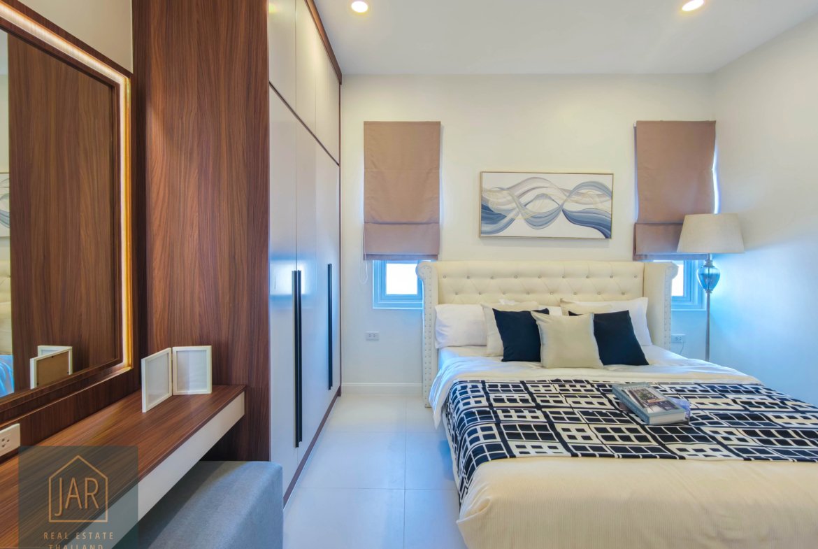 Sanctuary of Luxury: Modern Tropical Villa with Stunning Mountain Views 5km from HuaHin Center