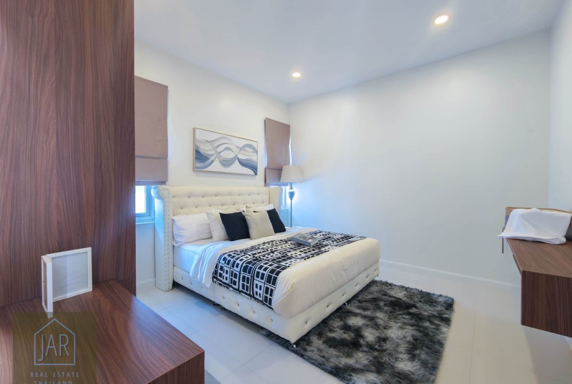 Sanctuary of Luxury: Modern Tropical Villa with Stunning Mountain Views 5km from HuaHin Center